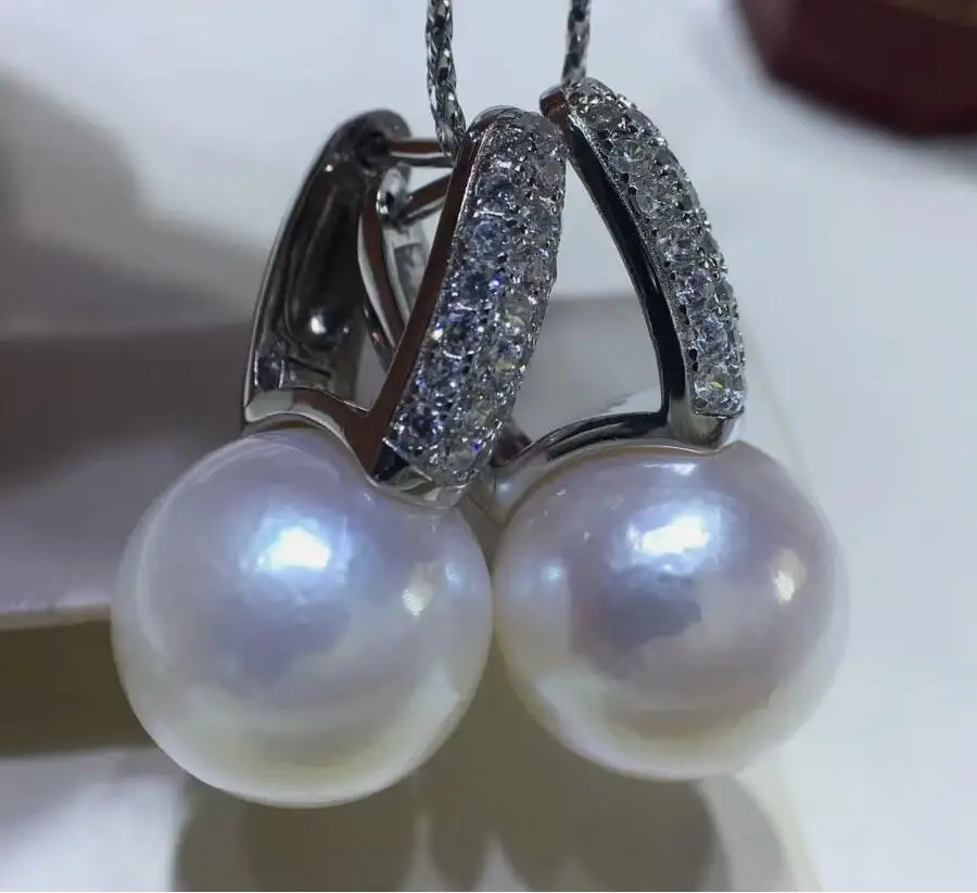 

Классическая пара круглых висячих сережек с белым жемчугом Южного моря диаметром 10–11 мм, 925-х годов.