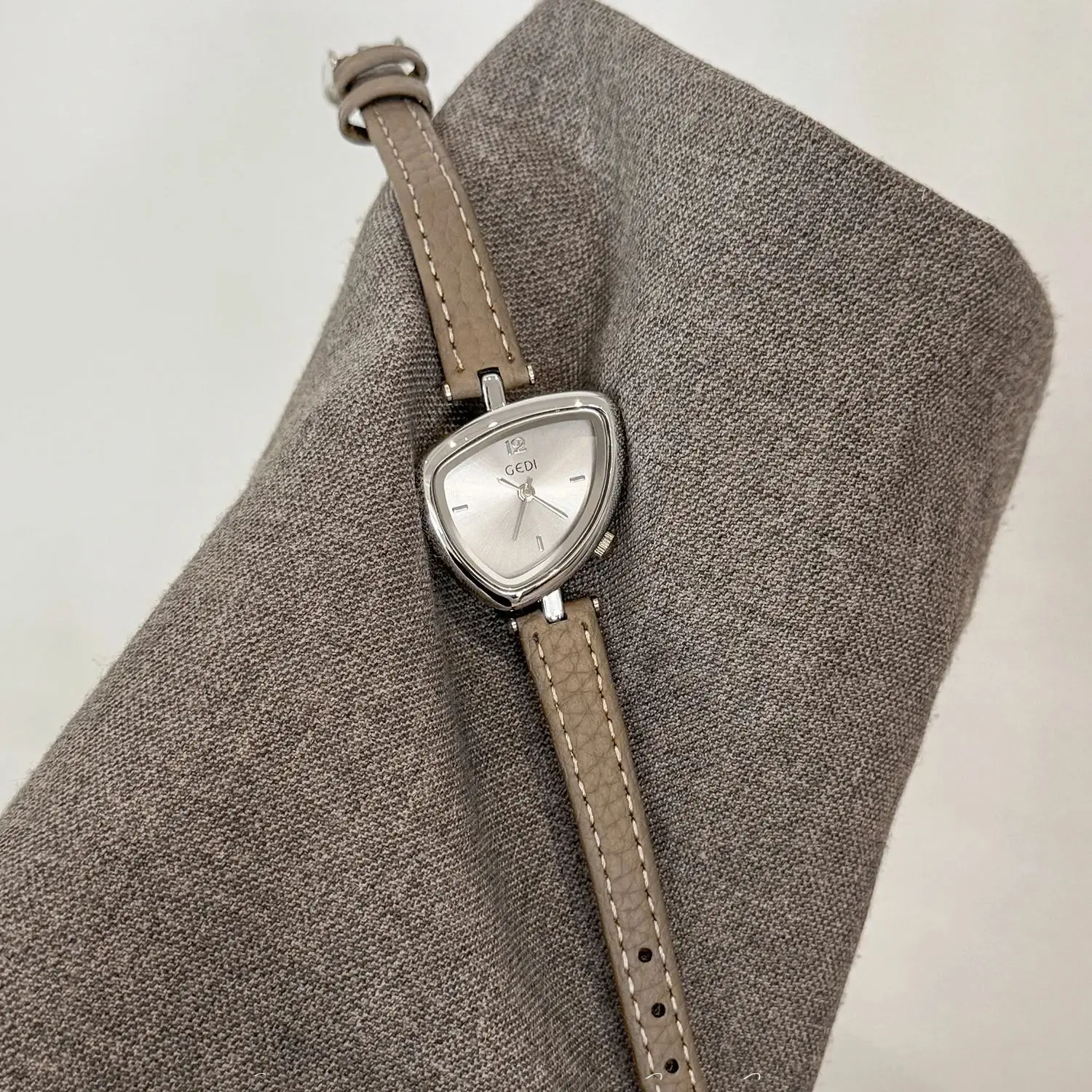 Montres pour femmes rétro-chiques irrégulières Triangle créatif petit cadran bracelet en cuir véritable montre pour femme à Quartz résistante à l'eau