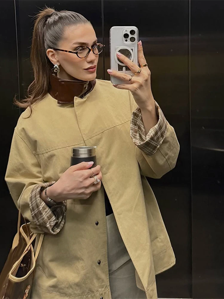 سترة نسائية ذات ياقة جلدية كلاسيكية من البولي يوريثان فضفاضة غير رسمية كاكي مرقع بياقة واقفة وزر سترات خندق أنيقة ومتعددة الاستخدامات ملابس الشارع