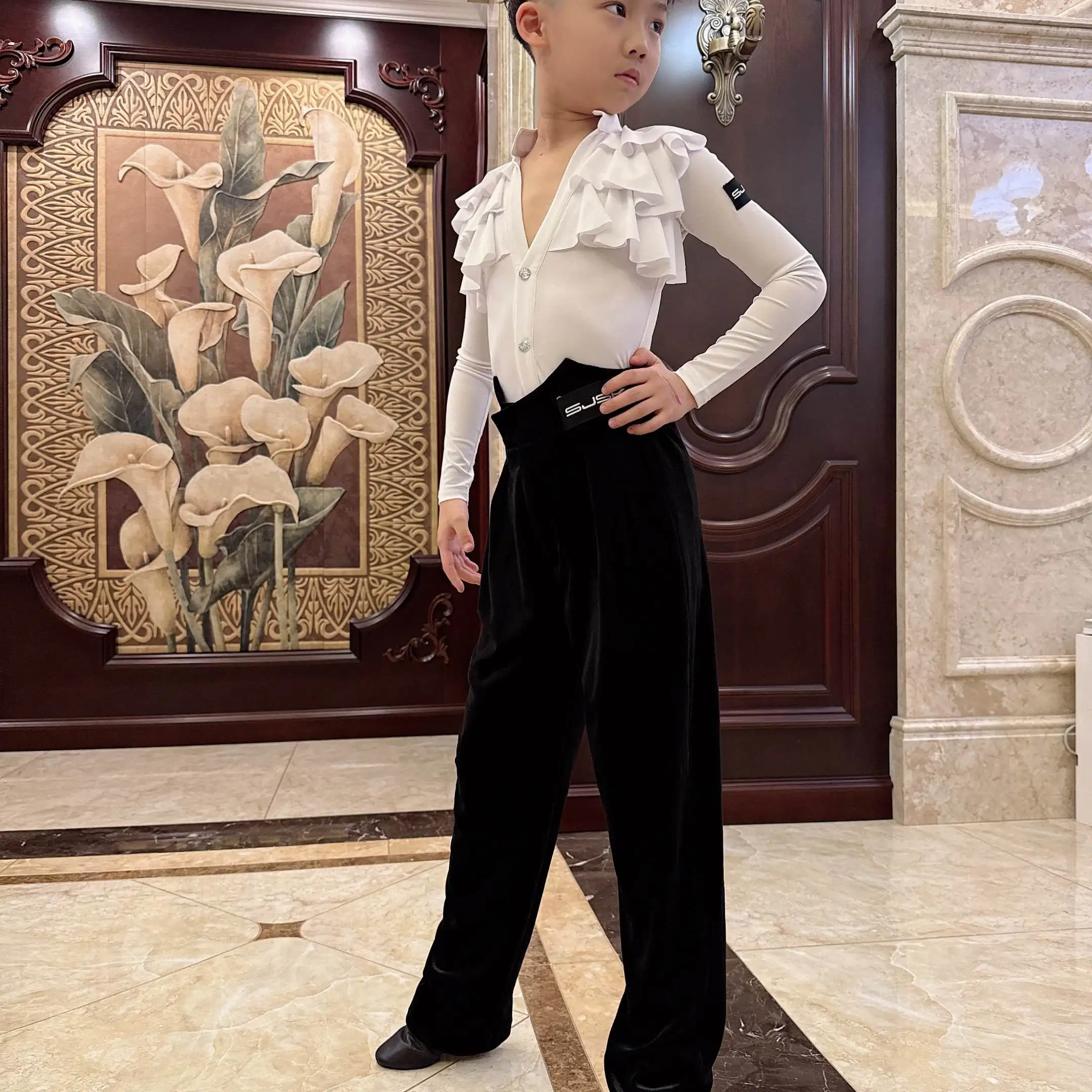 

Одежда для латинских танцев для мальчиков, белые топы с рюшами, черные бархатные брюки, профессиональная одежда для соревнований, костюм для выступлений DNV26155