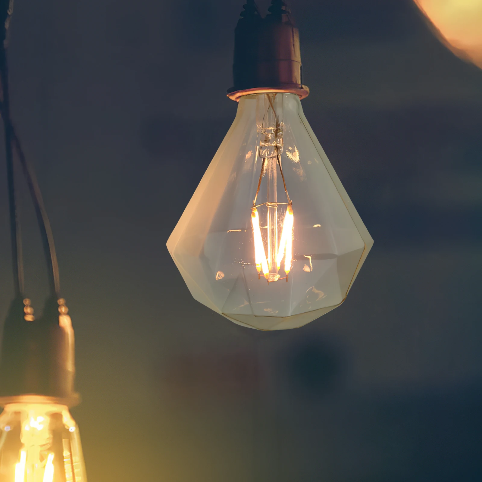 

Retro Edison Bulb E27 Base Vintage LED Filament Clear Glass Decorative Light Bulbs Stained Glass Home Office Bright Illumination