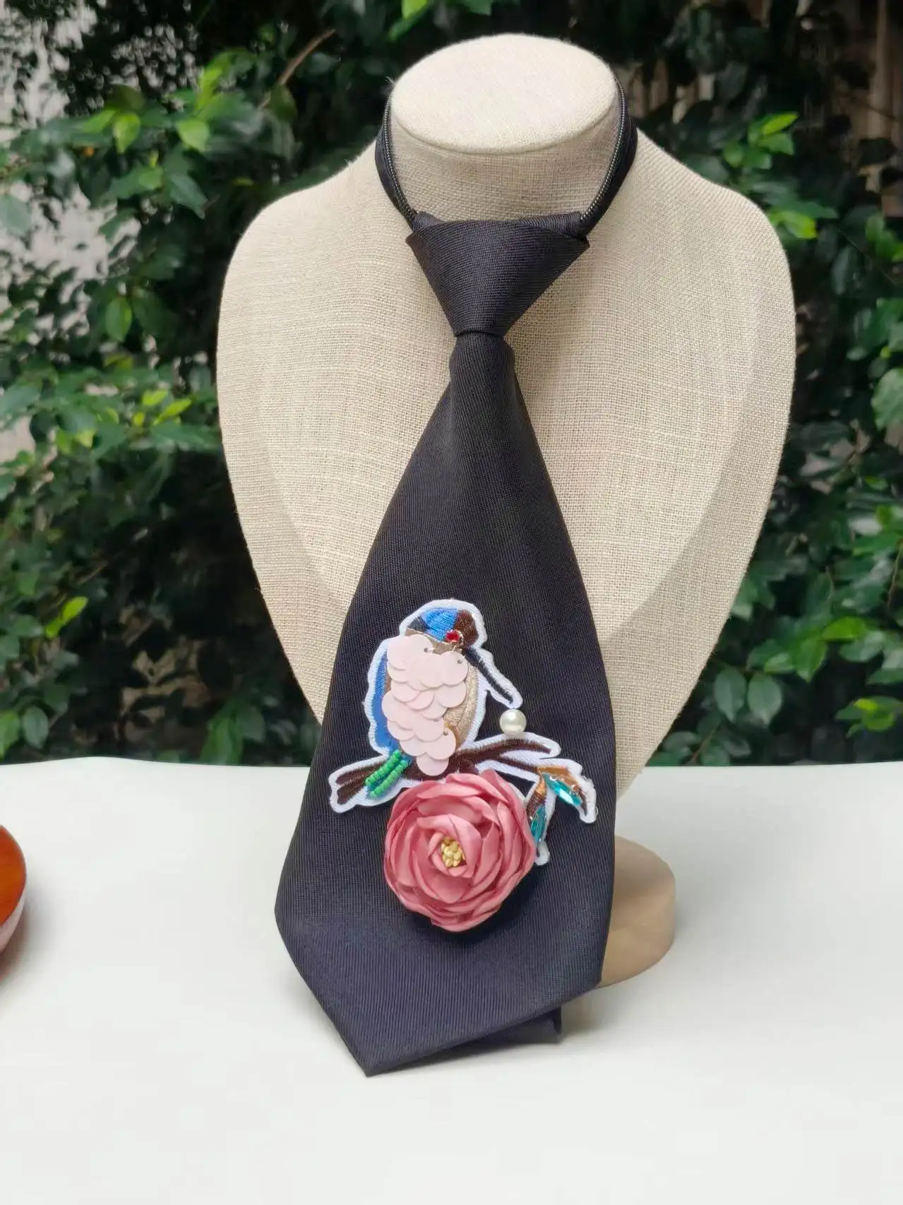 

Vintage Handmade 3D Rose Flower Embroidery Bird Tie/No-Zipper Style/Jk/Shirt Accessory Decorative Bow Tie (Suitable for Events Such as World Cup, Music Festivals, Independence Day)