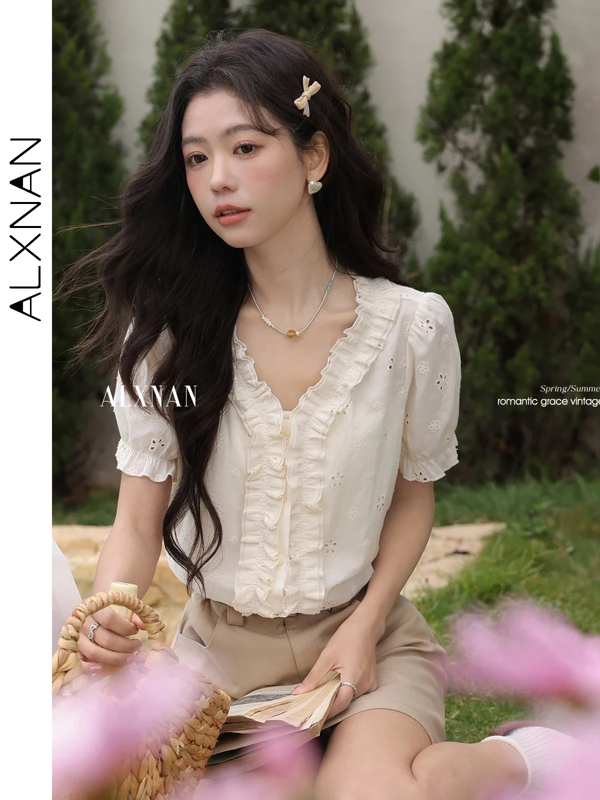 ALXNAN PLUS ขนาดเสื้อ Elegant Ruffled V คอพัฟแขน Hollow ผู้หญิงเสื้อ 2025 ฤดูร้อนเสื้อแขนสั้นสุภาพสตรีใหม่ D10020