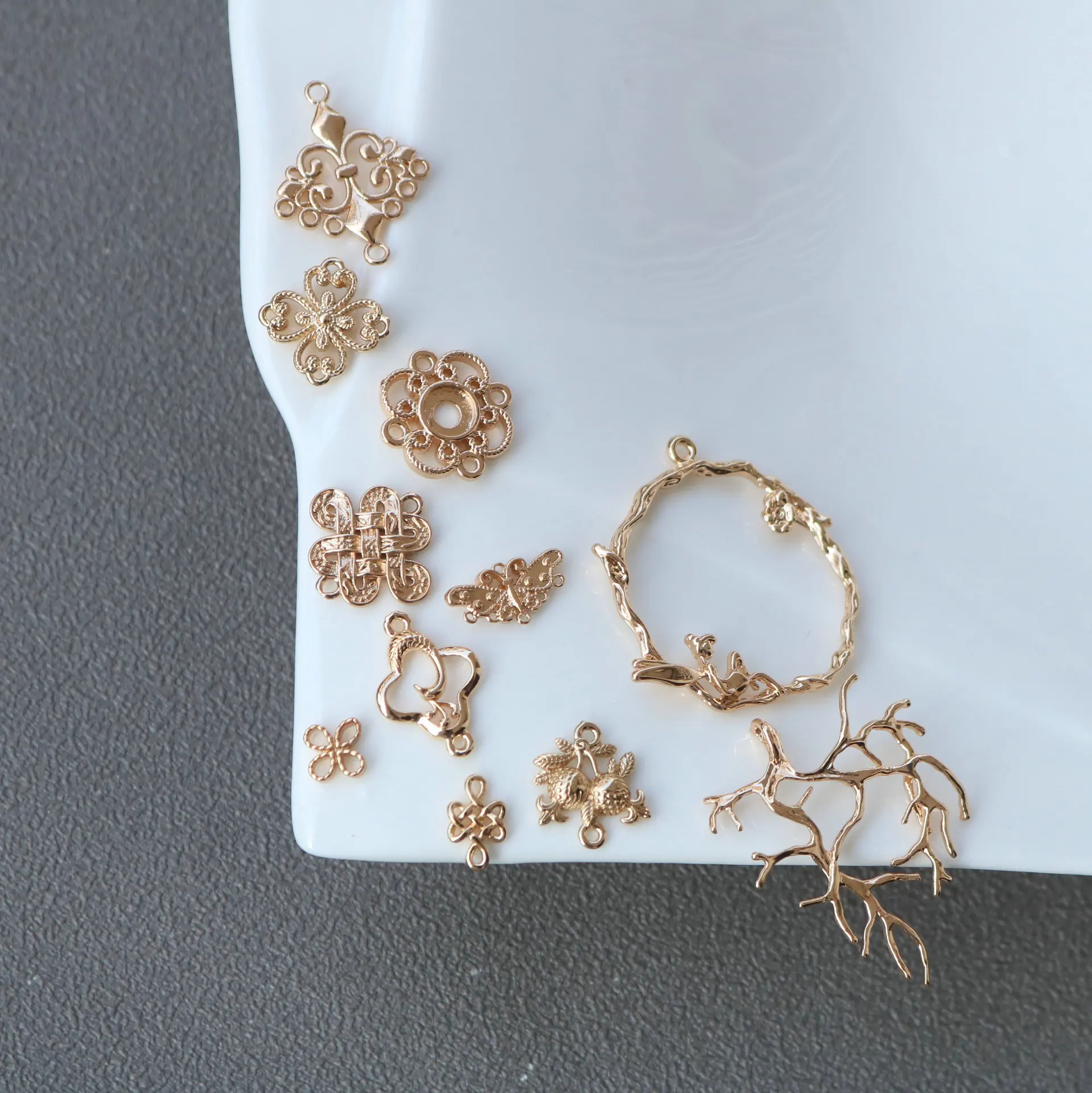 30pcs/ Bag Vintage Copper-Plated Gold Four-Leaf Flower Branch Butterfly Circle Pendant DIY Handmade Jewelry Making Accessories