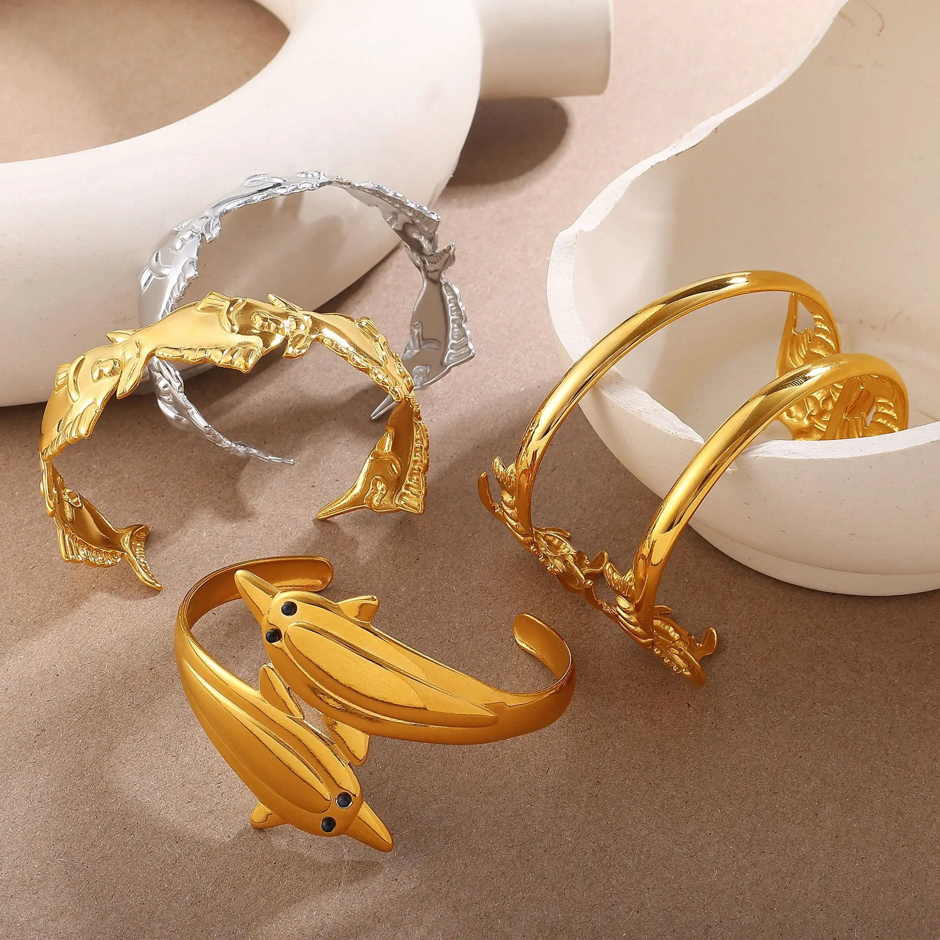 

Vacation Style Light Luxury Fashion Small Fish Open Mouth Bracelet Stainless Steel C-shaped Bracelet for Women