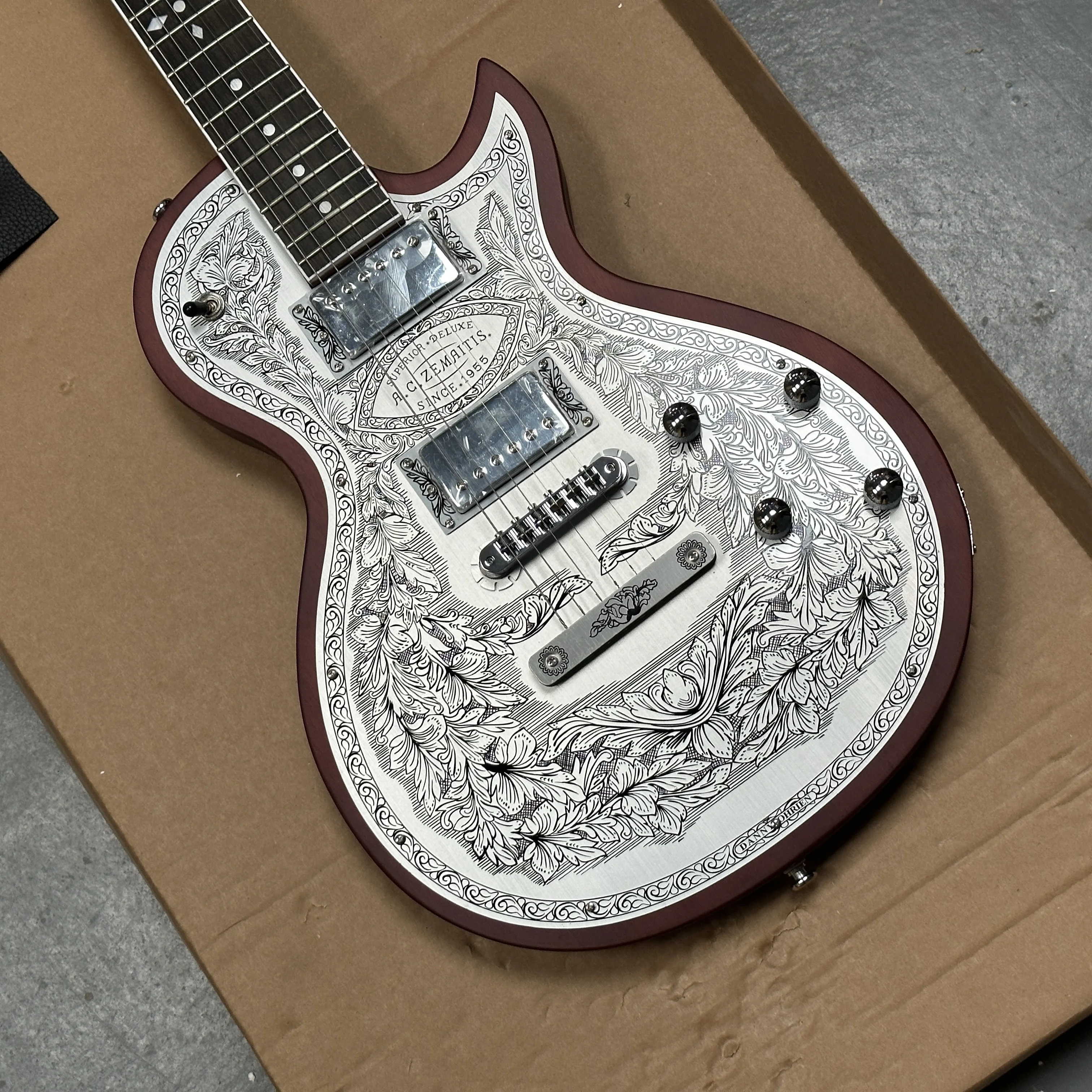 

6-string electricguitar with easy-to-maintain scratch-resistant wear-resistant aluminum panelguitars.Beginner's electricguitarra