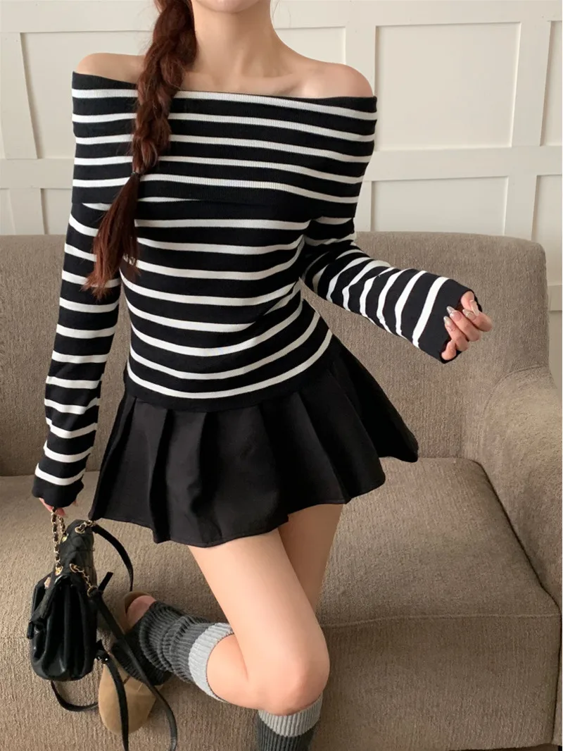 

High end black and white striped off shoulder top for women's autumn and winter new 2024 Korean knitted base shirt trend GVU7