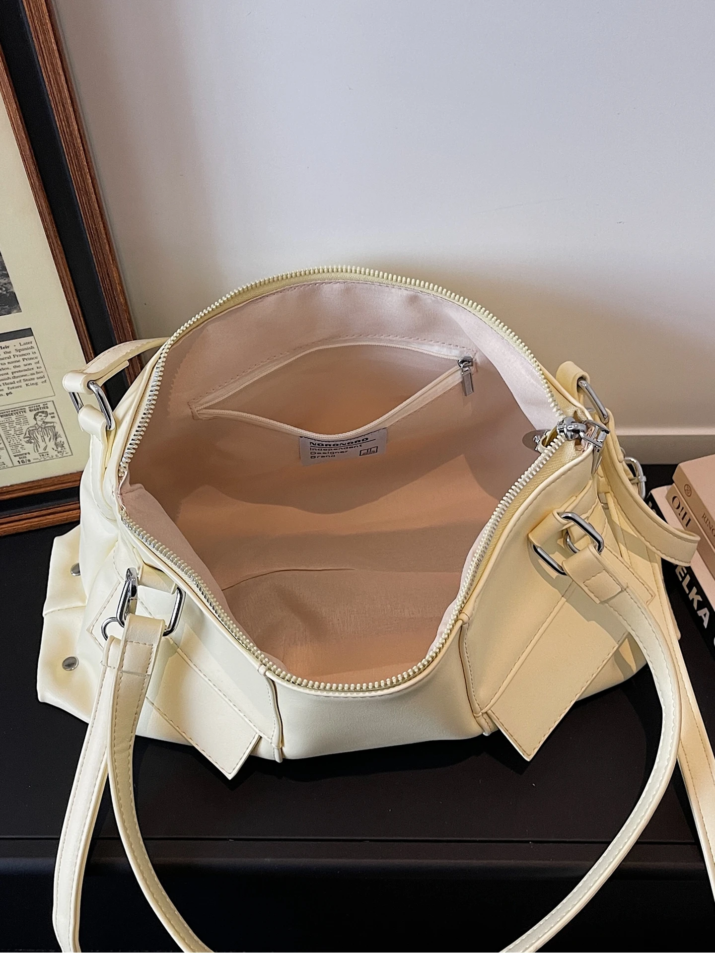 borsa-a-spalla-semplice-in-argento-con-cerniera-stile-commuter-nuova-collezione-2026-monospalla-in-morbida-pelle-pu-misura-media