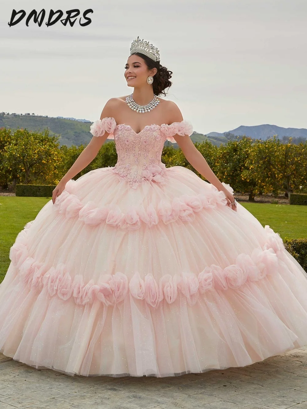 

Sweet Off-shoulder Quinceanera Dress 2025 Stylish Applique Party Dress Shiny Sequined Sleeveless Ball Gown 16 Party Gown