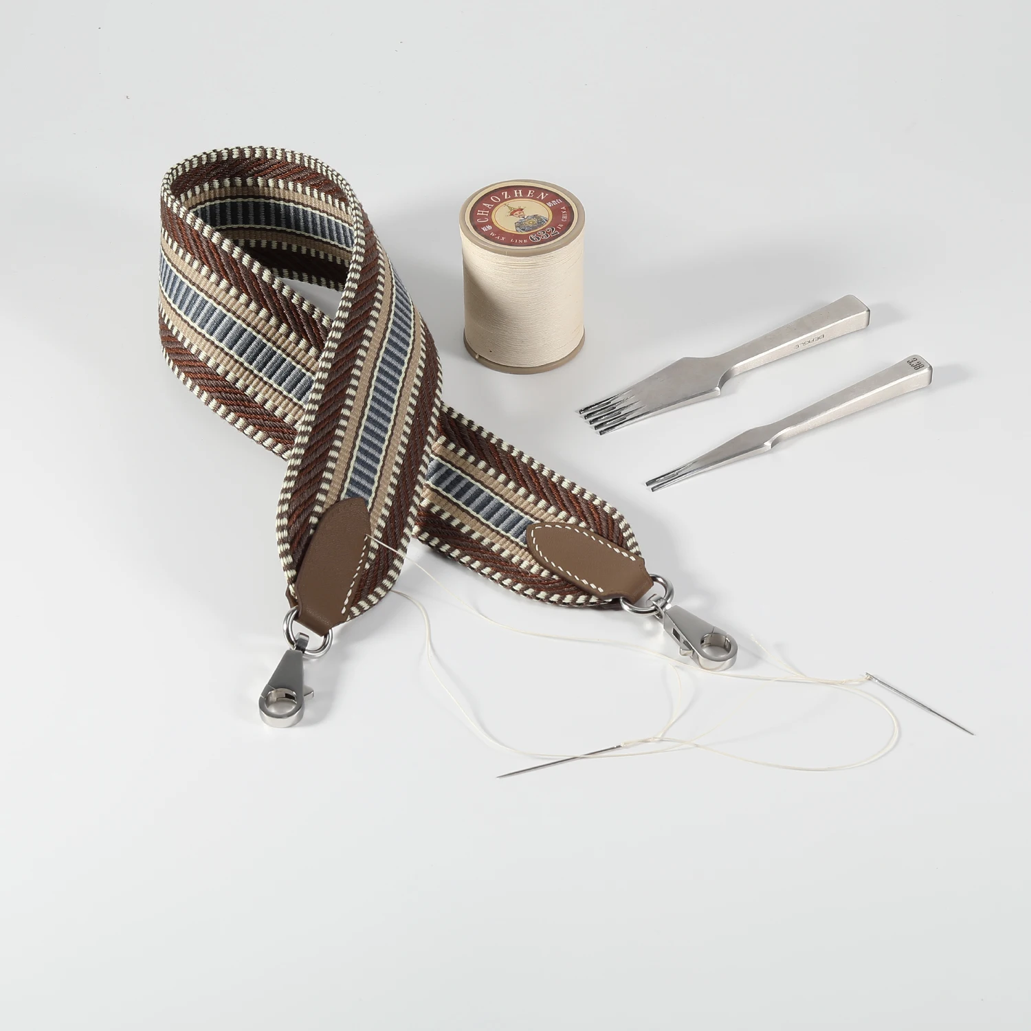 牛革素材、オールスチール製の金具、ケリーバッグのショルダーストラップに適しています。バッグストラップはすべてワックス糸で手縫いされています。