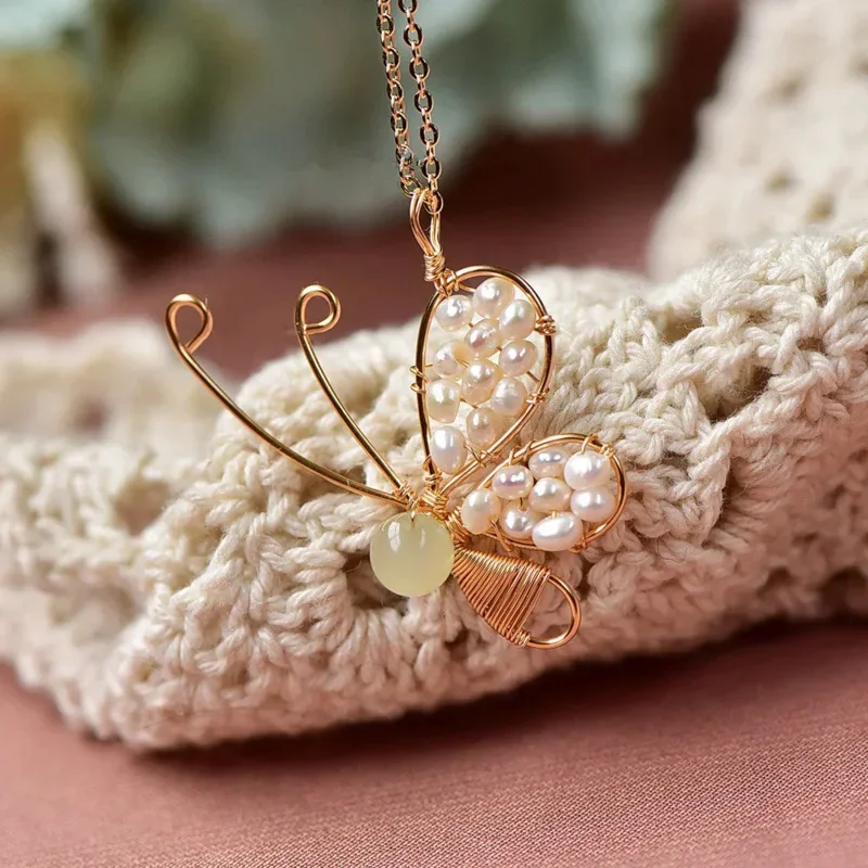 Ciondolo con ciondolo a farfalla fatto a mano con perle di giada naturale con avvolgimento riempito d'oro 14K per le donne girocollo regalo di gioielli per feste