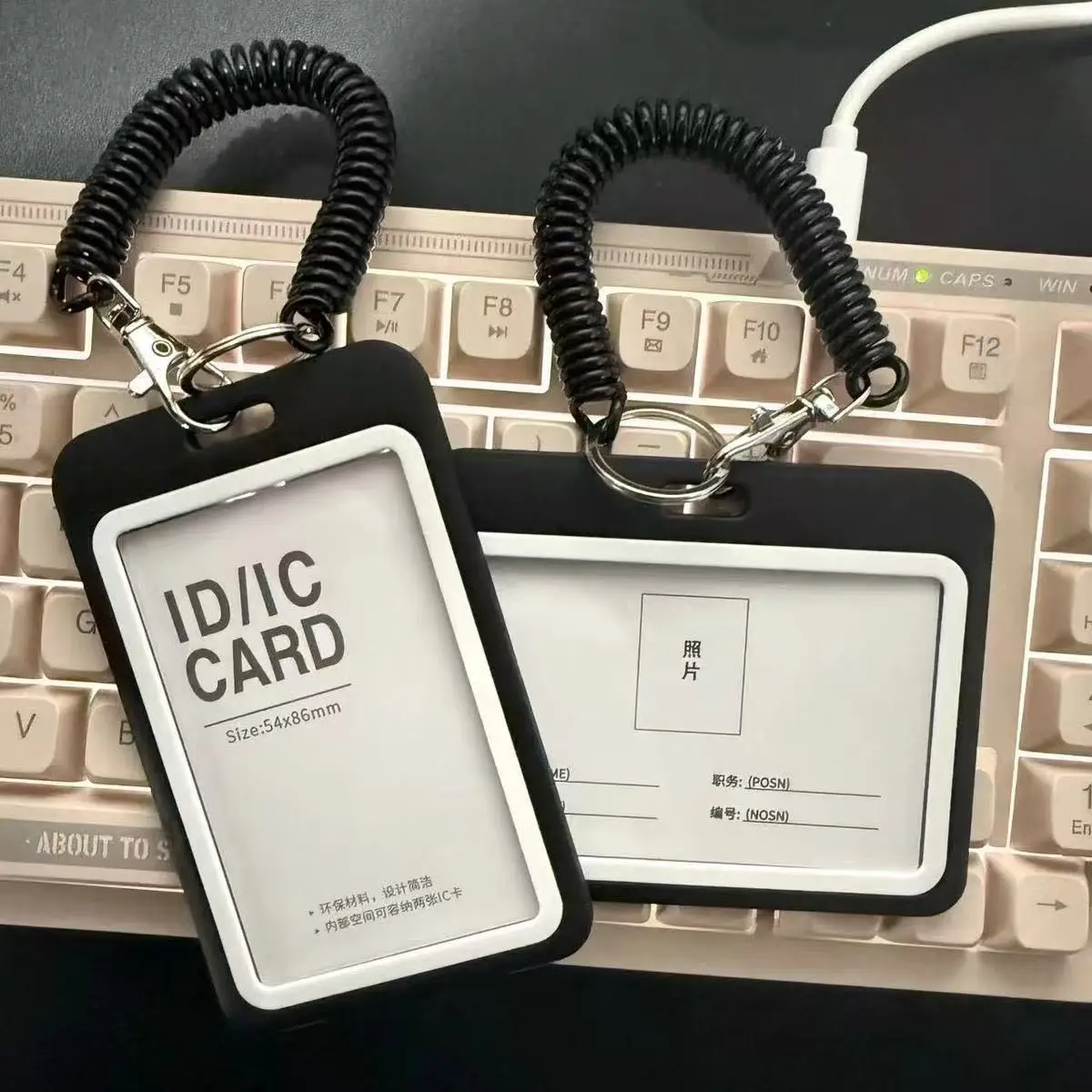 Doppelseitiger transparenter Kartenhalter, geeignet für den transparenten Kartenständer mit ID-Karten-Namensschildern.