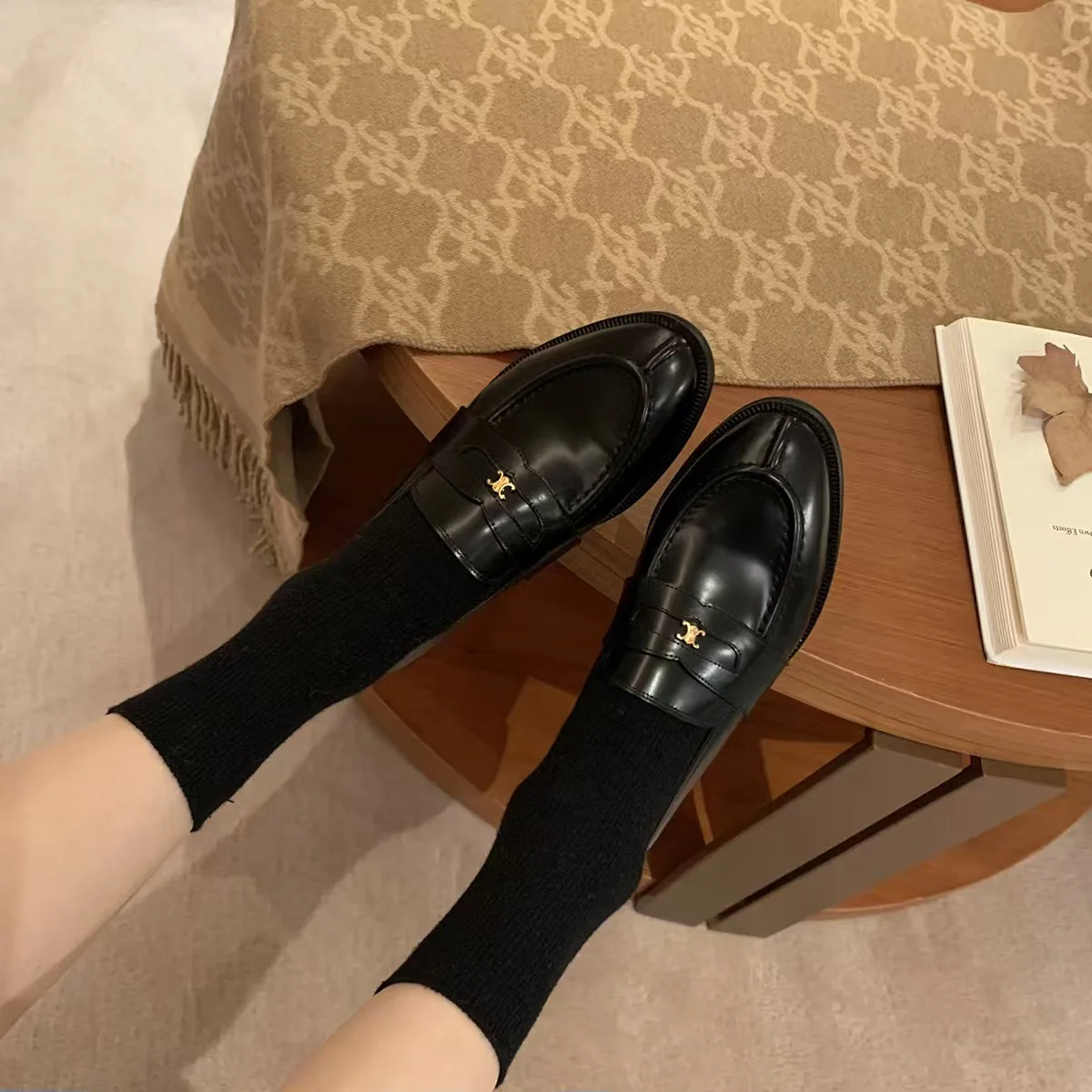 حذاء ماري جين الجلدي بإبزيم ذهبي صغير على الطراز البريطاني برأس مستدير وكعب سميك حذاء مسطح نعل مطاطي مريح