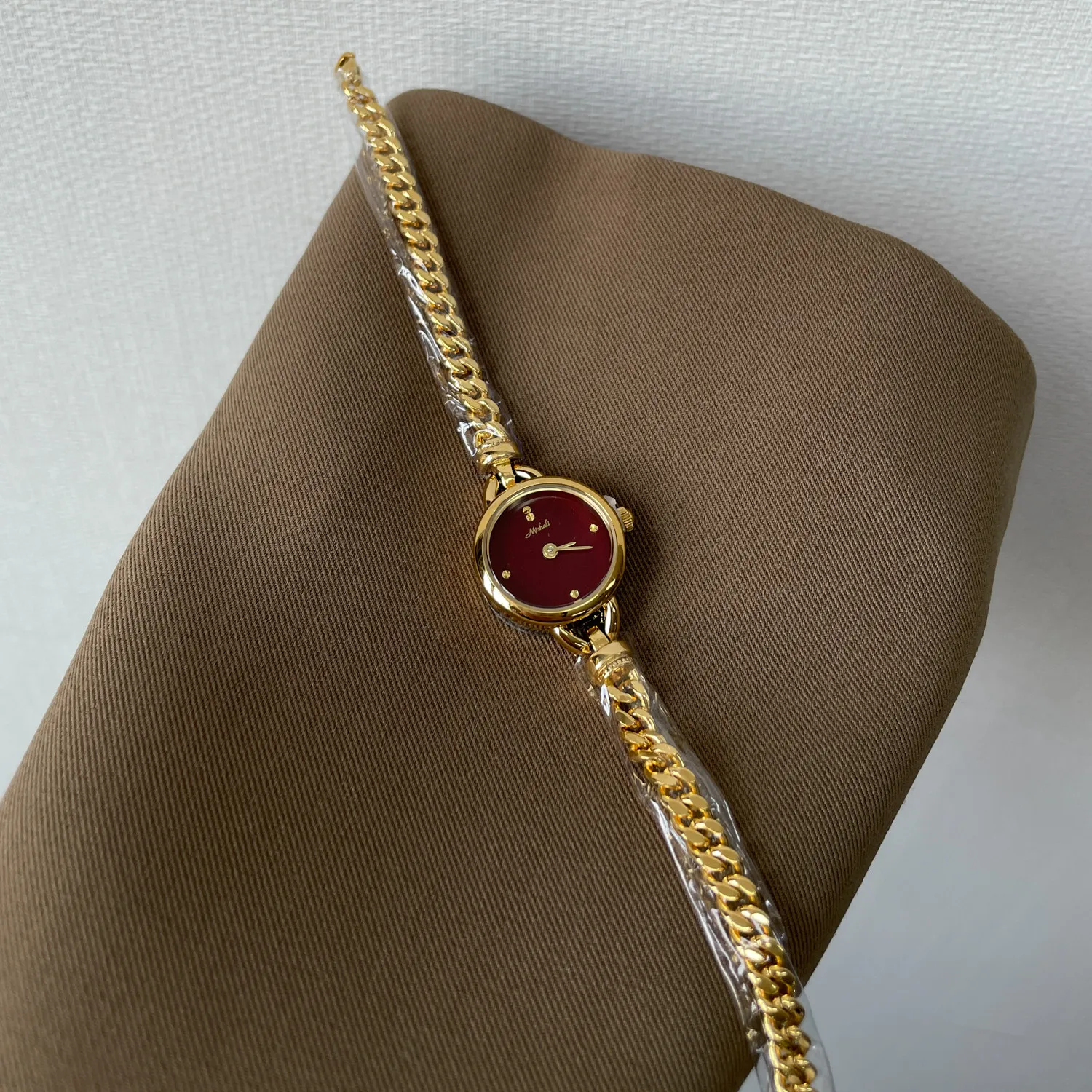 Burgundy Bracelet-Style Watch For WomenVintage Small And Exquisite Design 2026 New Model High-End Selected Wristwatch For Girls.