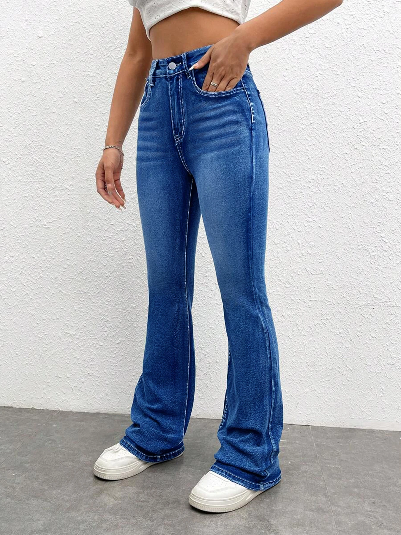 Jean évasé brodé bleu foncé taille haute grande taille pour femme, jean évasé décontracté de style Y2K doux et cool, avec dessin animé e
