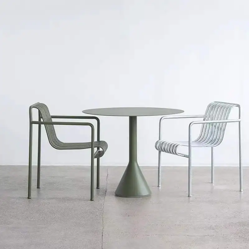 Tables et chaises d'extérieur en fer forgé, design simple et décontracté, idéal pour une boutique de thé au lait, un café