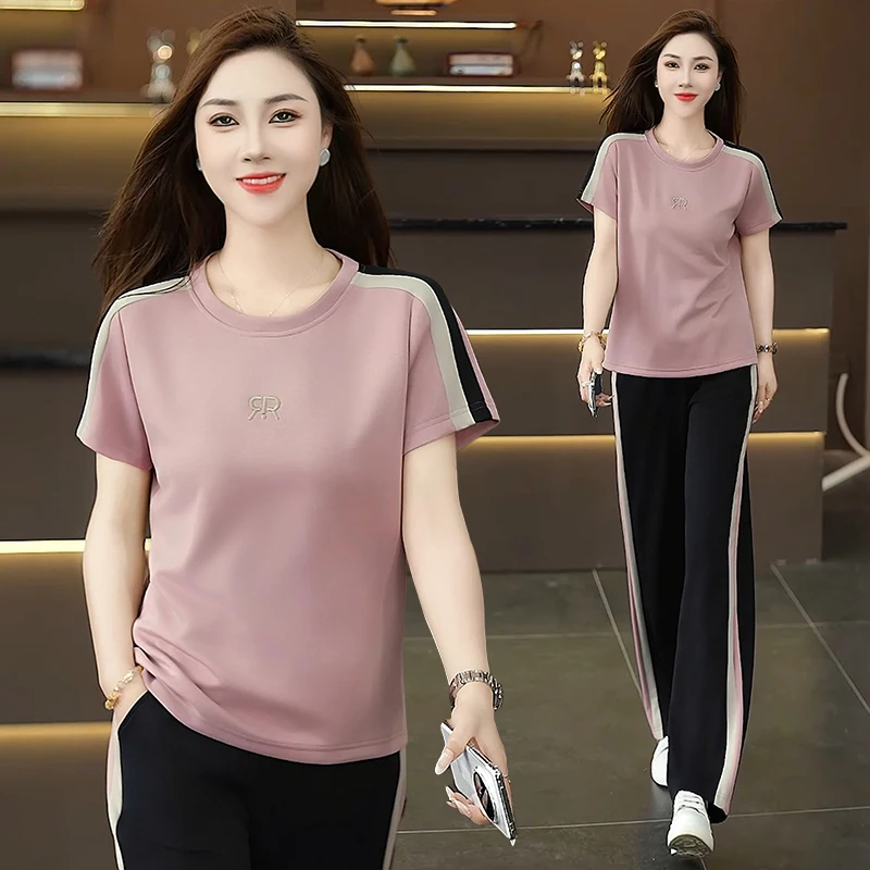 

Стильный летний спортивный комплект для женщин среднего возраста: повседневная футболка с коротким рукавом и омолаживающий топ.