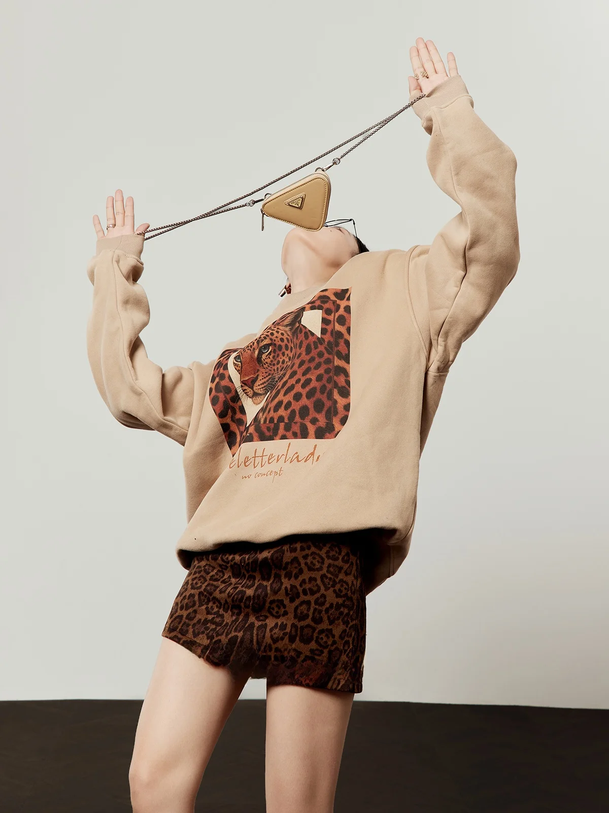 

Коричневая толстовка с леопардовым принтом, женская, свободного кроя, в стиле кэжуал, новая осенняя модель, с капюшоном, длинными рукавами, повседневная, модная, уличная одежда