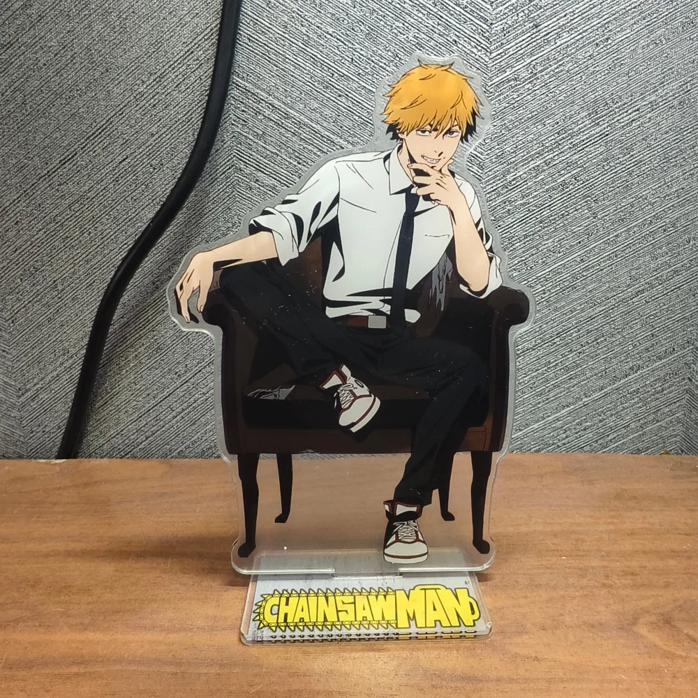 أحدث حامل أكريليك كبير من Chainsaw Man يجلس على أريكة، شخصية أنيمي، عرض مكتب، هدية قابلة للجمع لمحبيها