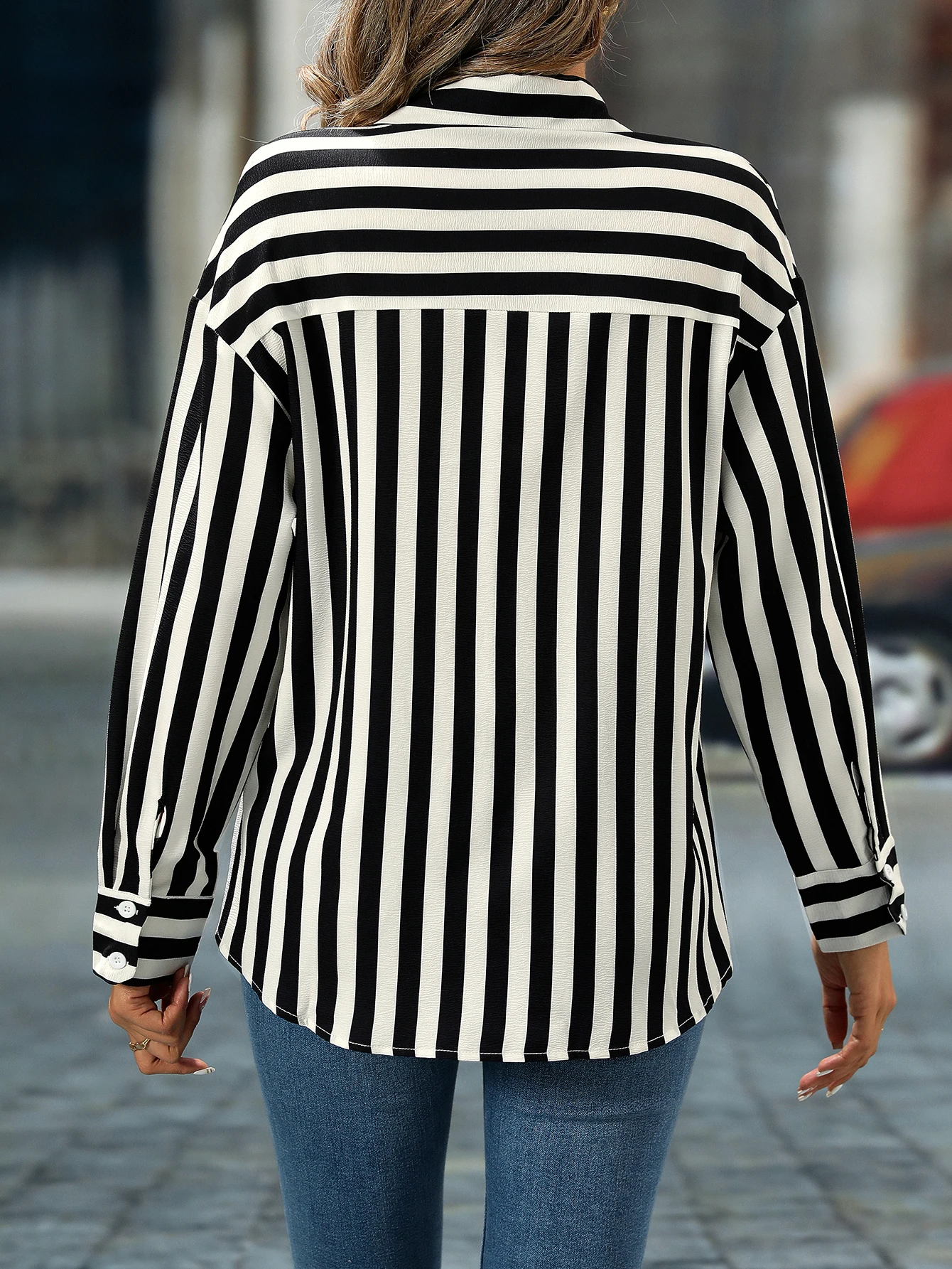 European and American women\'s fashionable and elegant black and white striped lapel button cardigan