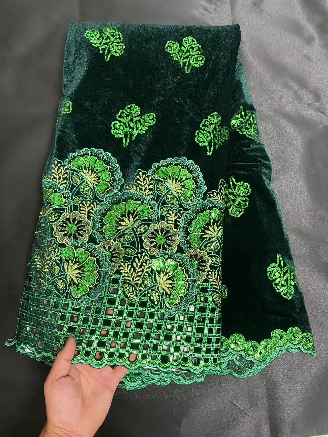 New Arrival African velvet Lace Fabrics 2024 High Quality Nigerian Lace Fabric For Wedding Green Velvet Lace Fabrics Dress Sew