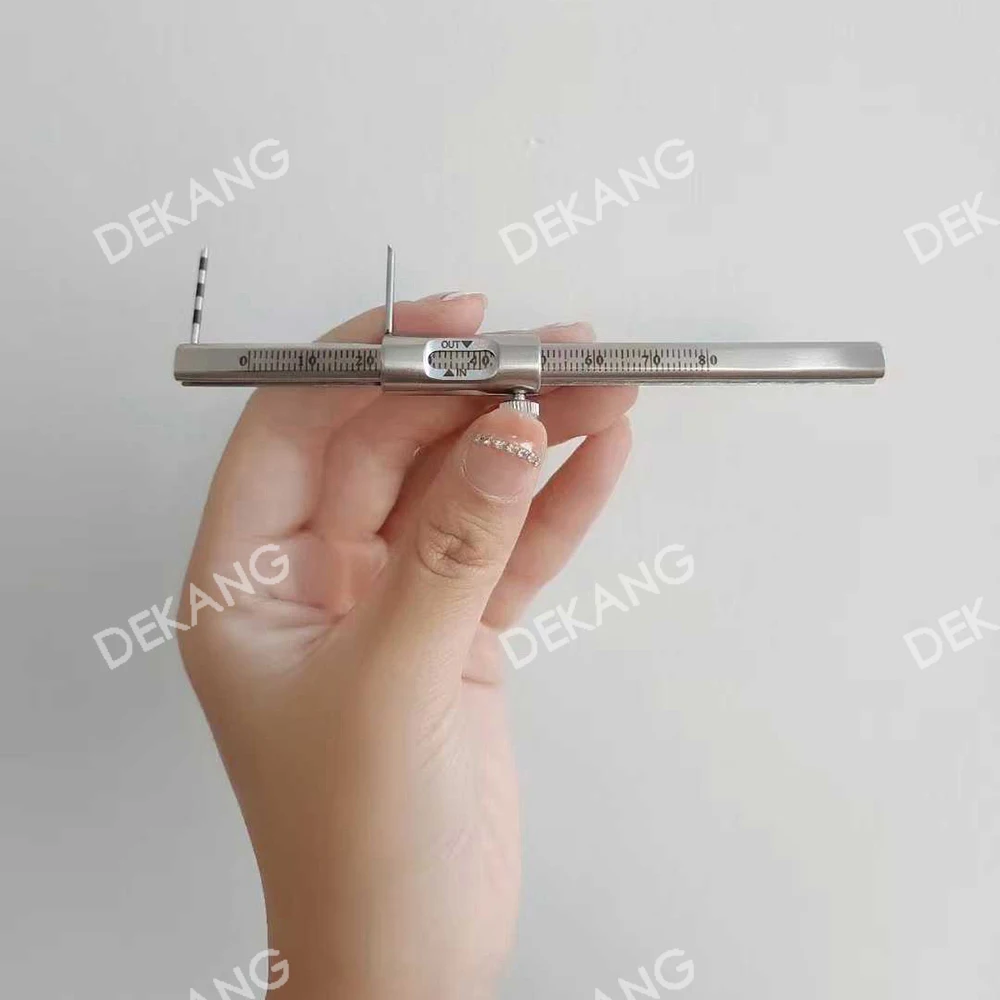 El espesor de la cresta ósea es medida usando un calibrador Vernier, una regla tipo bolígrafo integrada de acero inoxidable.