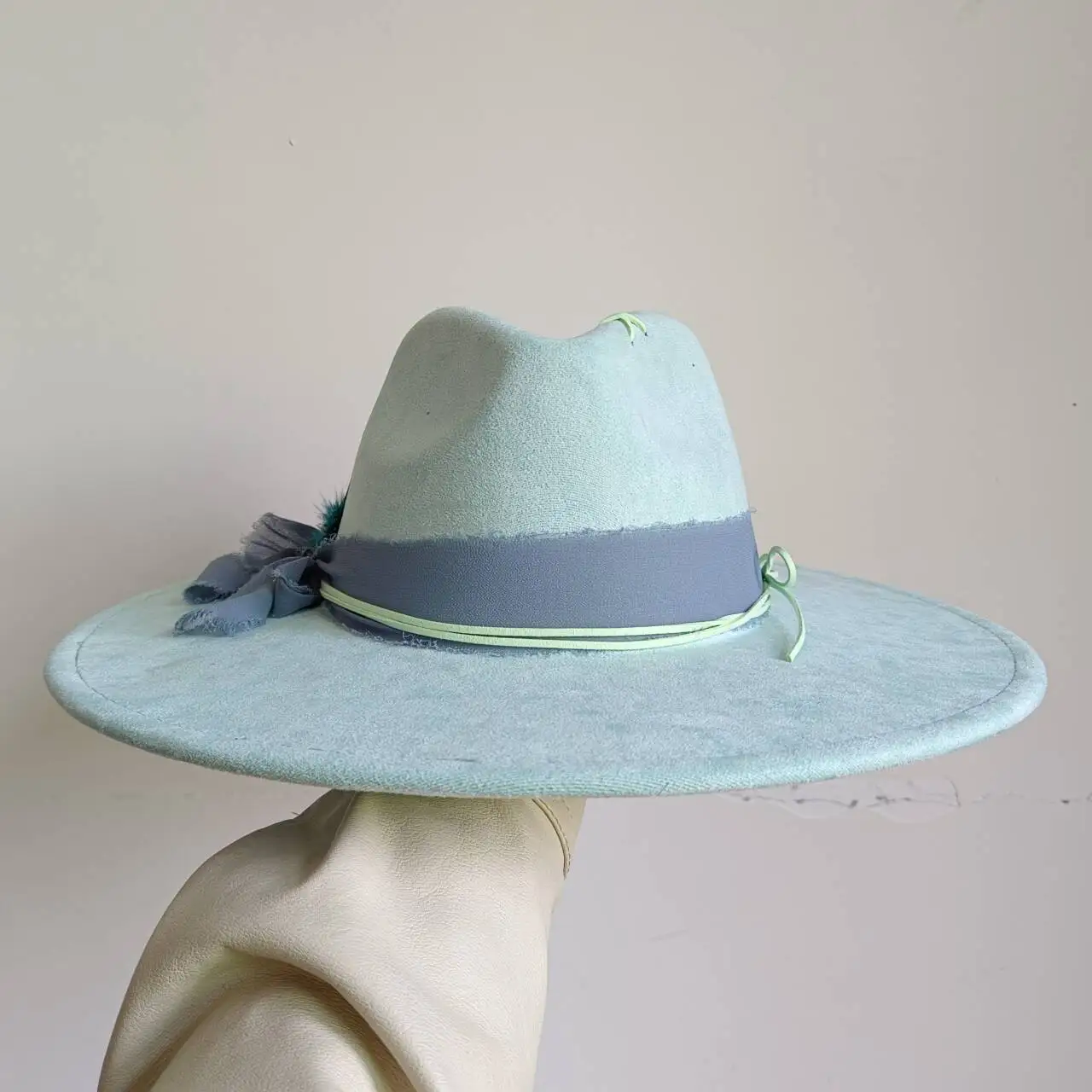 Fedora de jazz para hombre y mujer, sombrero de ala ancha de imitación de ante, accesorios de plumas de 2024 cm, color verde menta, novedad de 9,5