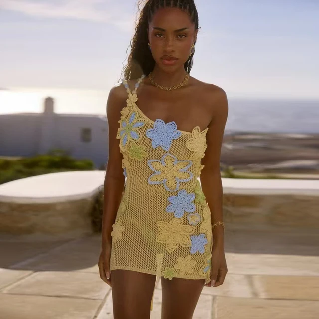 Minivestido de verano con agujeros para mujer, vestido Sexy con tirantes, ajustado con flores y hombros descubiertos, Vestido corto de playa de punto de ganchillo elegante para mujer
