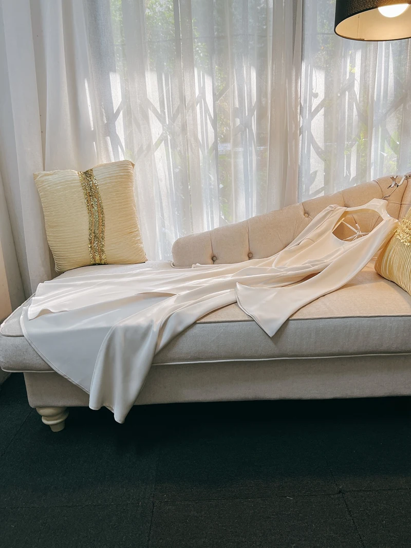 Abito rustico Sensibili Ele lungo Sve in materiale satinato beige con campana e spacco Vita alta A-Line Silhouette La...