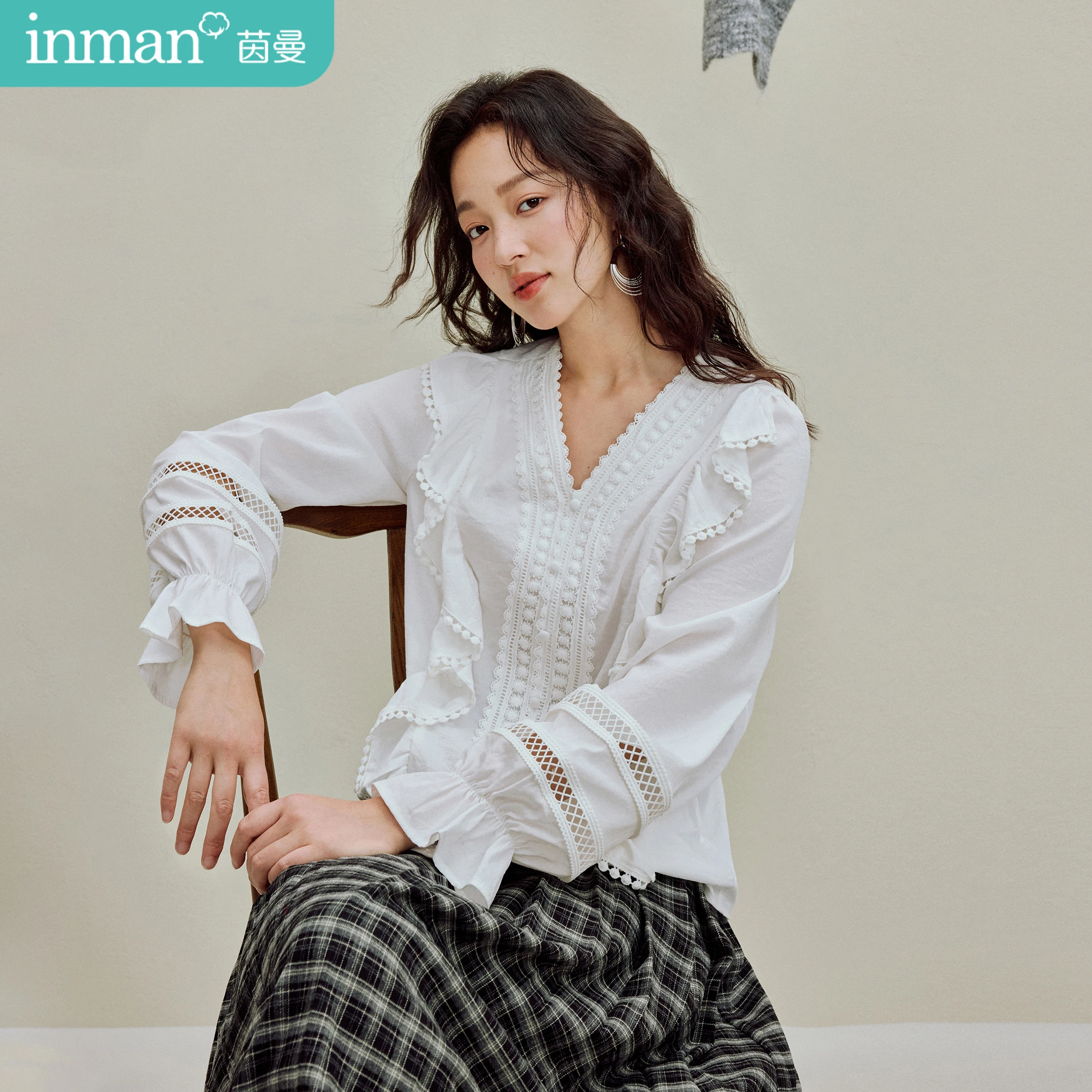 

Женский топ Inman, осень 2023, новый свободный топ с рукавами-фонариками — белая блузка с v-образным вырезом во французском стиле и рюшами
