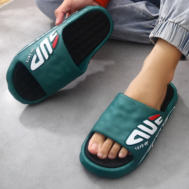 

Мужские уличные тапочки, трендовые удобные домашние нескользящие тапочки на толстой подошве для ванной комнаты, студенческая обувь