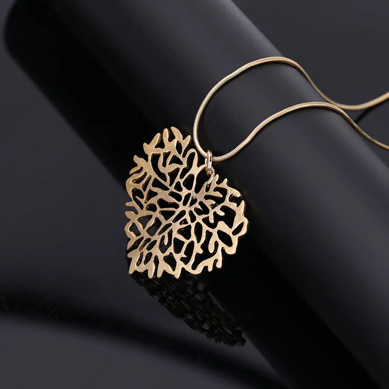 

Kaseakia Heart Metal Hollow Pendant Long Necklace for Women, Retro Sweater Chain Fashion Jewelry Accessories