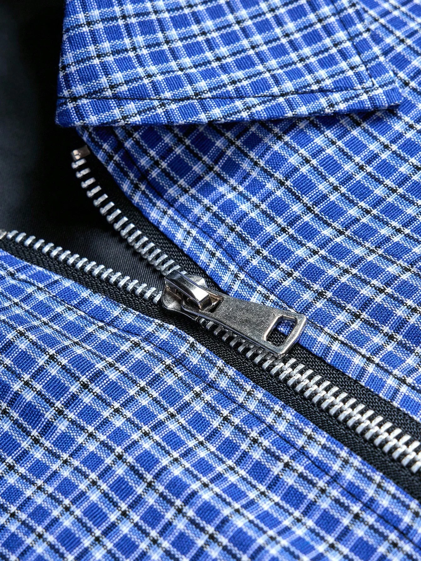 Herren-Frühlings- und Herbstjacke mit Karomuster und Reverskragen, lockerer Passform, überschnittenen Schultern, kurzem Reißverschluss, Retro-Karomuster mit Futter, elastischem Saum, in mehreren Farben erhältlich, vielseitiges Oberteil für den täglichen Gebrauch, Pendeln und Freizeitausflüge. – Detail 7