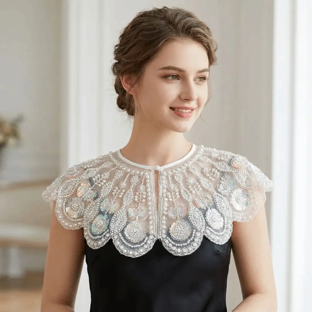 collier-apparent-amovible-motif-brode-design-perle-broderie-encolure-ajouree-texture-en-dentelle-chale-de-style-charleston