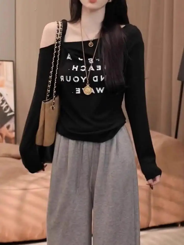 Retro Amerikanischer Buchstaben-Print Asymmetrisches Schulterfreies Langarm-T-Shirt Damen Slim Fit Sexy Basis-Top mit Freiliegenden Schultern