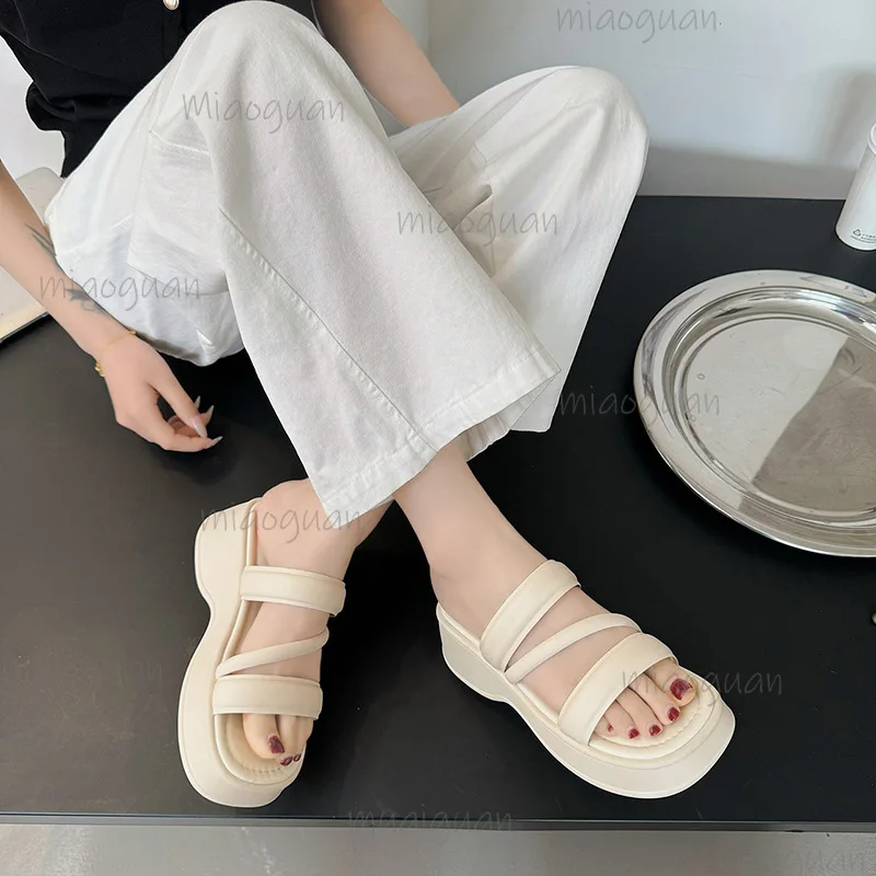 

Летние тапочки на толстой подошве для женщин, повседневная верхняя одежда, женские сандалии, однотонные шлепанцы на высоком каблуке на танкетке