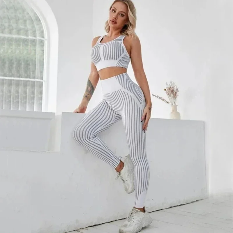 2024 Pad Stripe Seamless Yoga Set Women Fitness Clothing Sportswear Gym Leggings Push up Strappy Sports Bra 2-częściowe garnitury sportowe