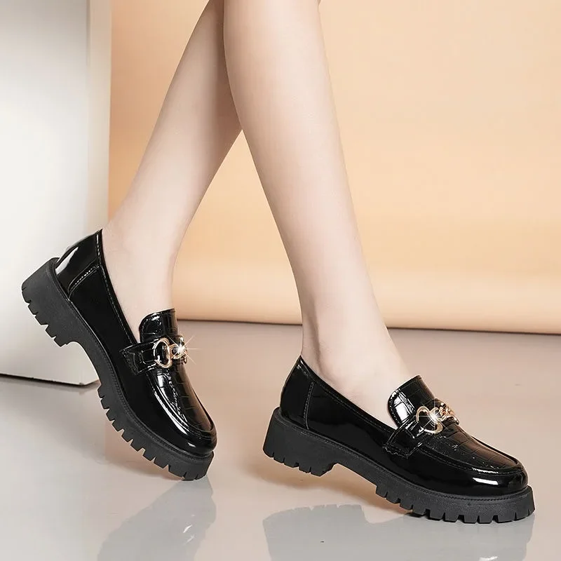 Gruba podeszwa Buty damskie Moda Brytyjski styl Loafers 2024 Nowe niskie czółenka Metalowa dekoracja Skórzane buty Impreza Ślub Wysokie obcasy