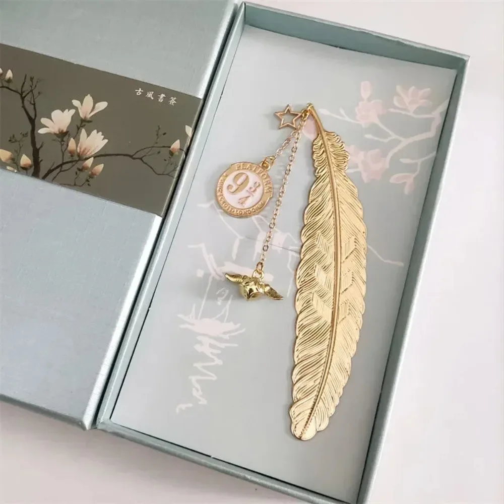 Nuevo marcapáginas de Harry Potter, Slytherin, marcapáginas exquisito con pluma dorada, colgante de la pelota de oro, marcapáginas con borla, caja de regalo, Hogwarts, Hufflepuff.