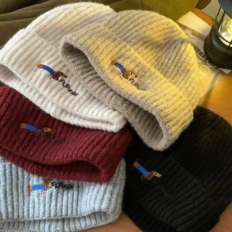 Gorro de lana cálido de punto bordado con cachorros ins auténticos para mujer, gorro fresco versátil para invierno con protección para los oídos para estudiantes