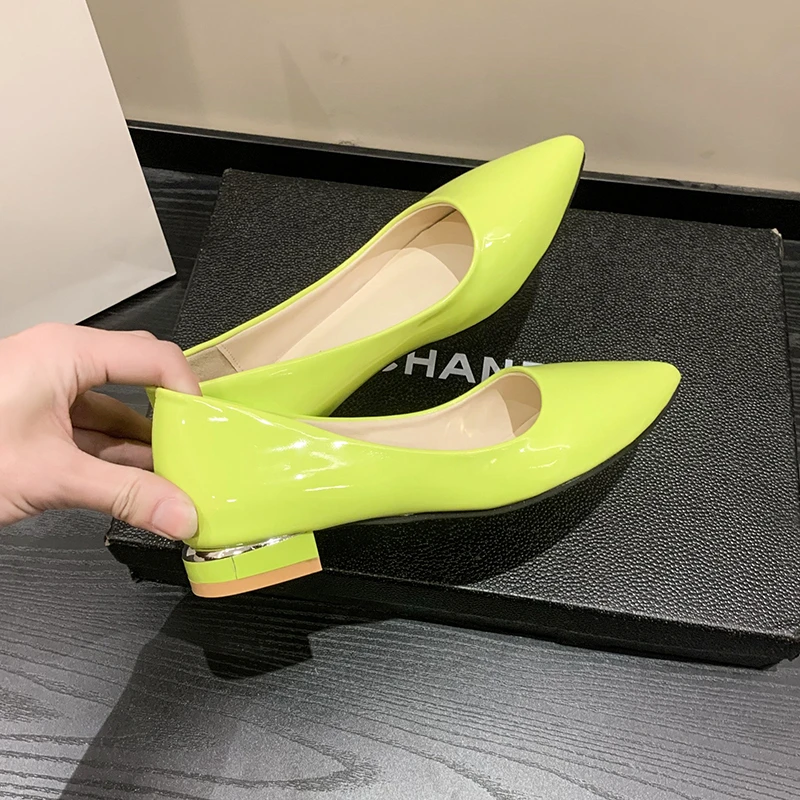 Zapatos de talla grande para mujer, tacones gruesos con patrón de piedra, nuevos zapatos de tacón alto de cuero con punta estrecha a la moda OL,