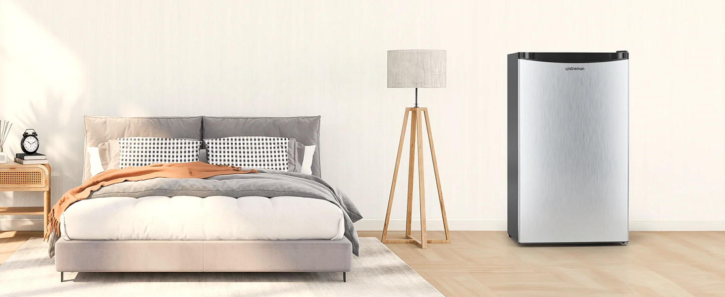ein Schlafzimmer mit einem Bett, einer Lampe und einer Wandlampe.