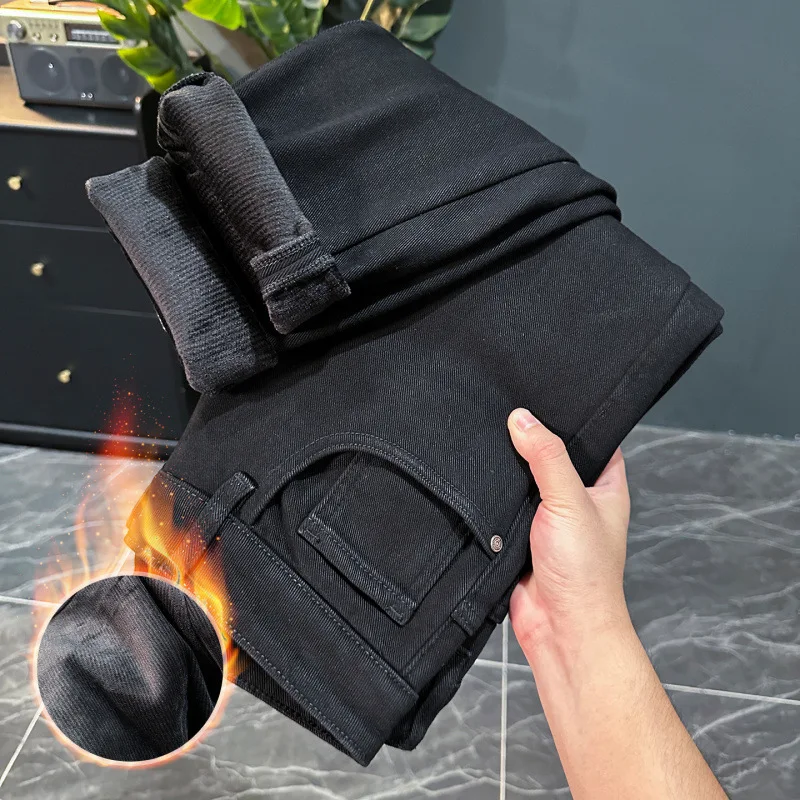 Jeans da uomo ispessiti in velluto nell'inverno 2025, nuovi vestiti da uomo caldi e spessi con piedi piccoli, pantaloni lunghi neri slim fit