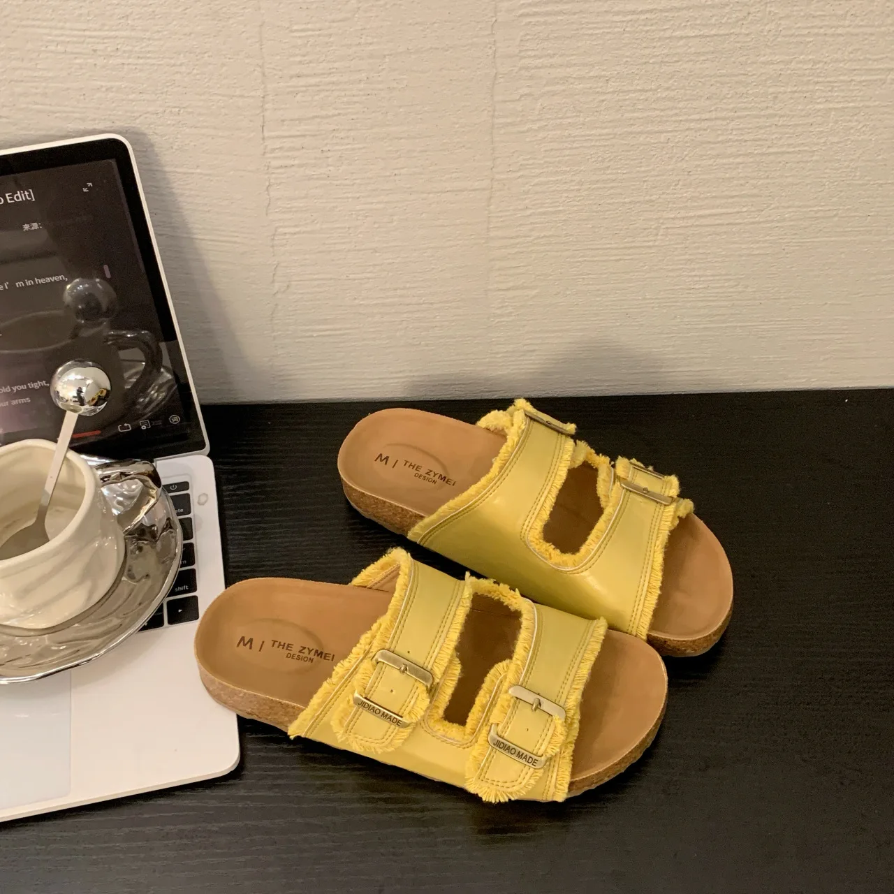 

2025 Summer Women's Outdoor Birk Style Sandals Fashionable & Versatile Thong Slippers for Casual Wear Comfortable Slippers