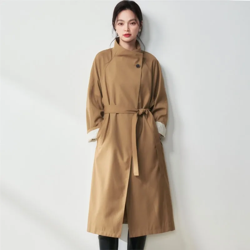 

A simple and casual mid-length trench coat with stand-up collar design commuting style