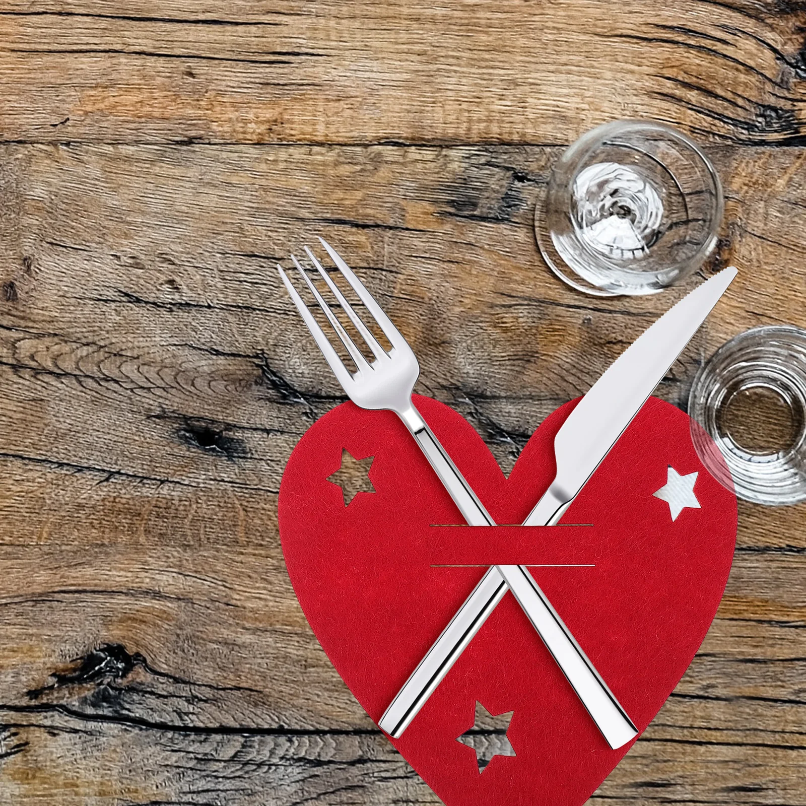 

4Pcs Christmas Cutlery Holder Set Stylish Heart Shape Pouch for Fork and Knife Storage Holiday Table Decoration