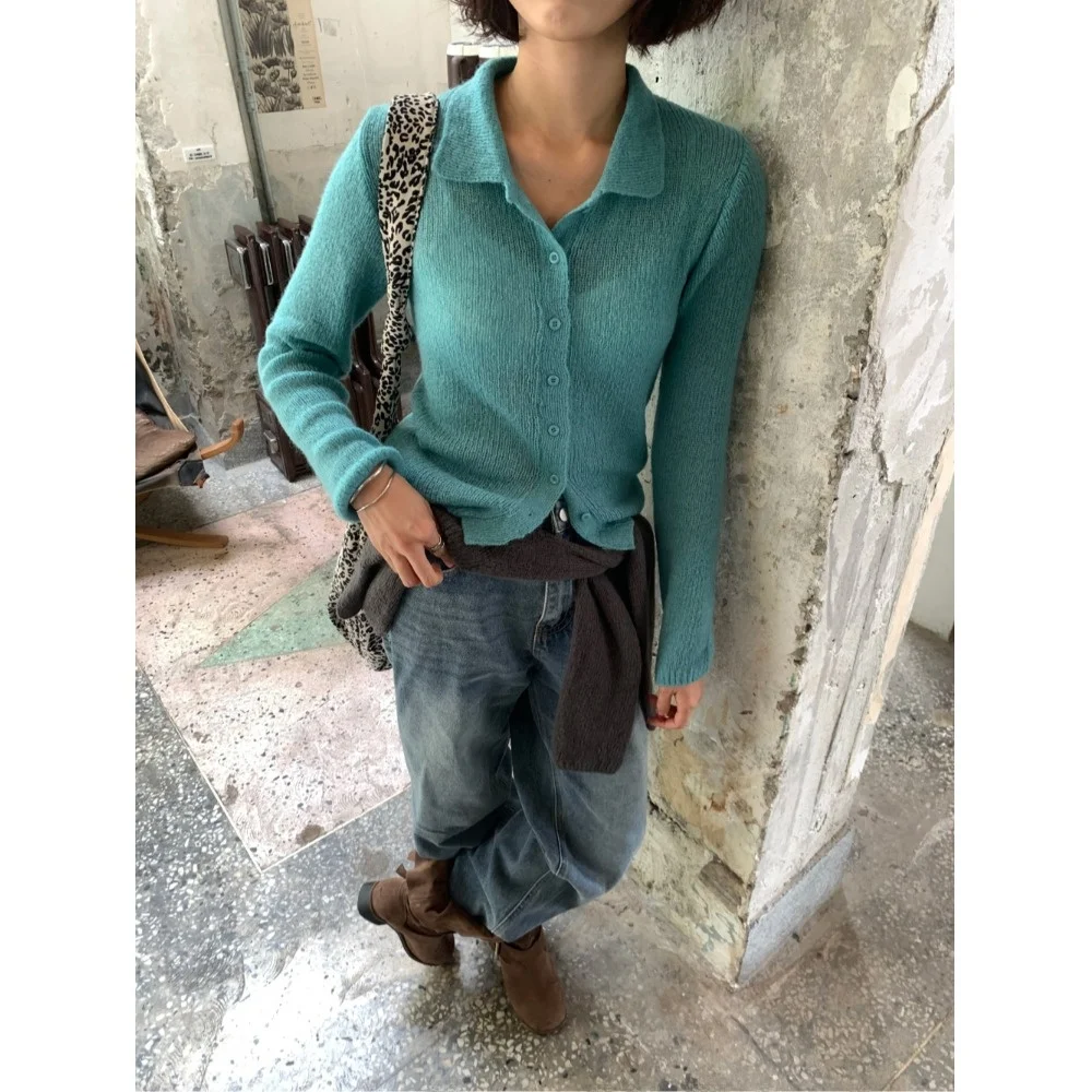 Elegancka, długa dzianina damska zapinana na guziki, miękka, wyszczuplająca bluzka, modna, idealna na uczelnię i do ulicy, odpowiednia na różne okazje.