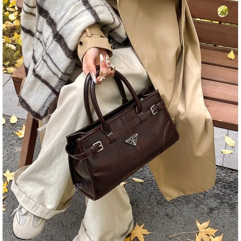 

Double-Zip Camera Style Bag: Compact Female Handbag, Urban Utility Chic with Padded Compartment & Removable Strap 2025