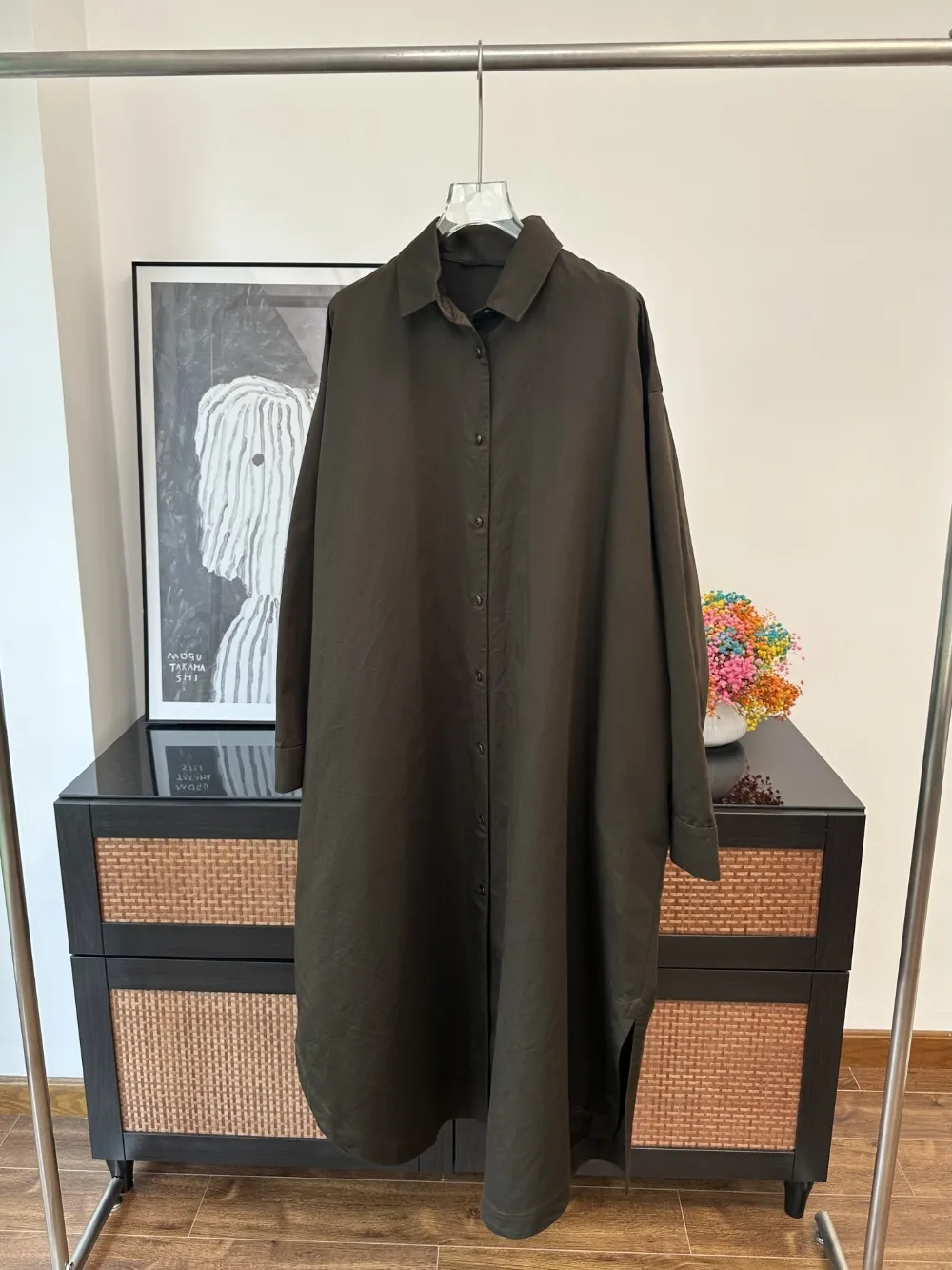 Minimalistyczna koszula z lnem i bawełną o średniej długości, z dużym kołnierzem, rozcięciem bocznym i asymetrycznym dołem.