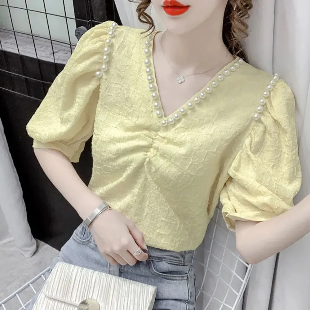 2024 Summer New French Chiffon Shirt Ladies Sweet Pearl V-neck Design Slim Bubble Short Sleeve Blouses for Women Solid Color Top